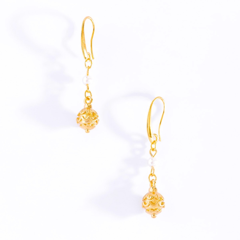 GOLD PLATED EARRINGS WITH HOOK AND CREAM PEARL